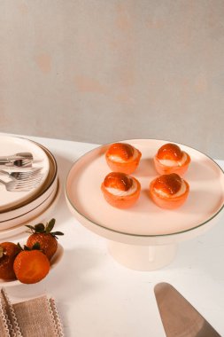 Lezzetli kremayla dolu çıtır bir pasta.