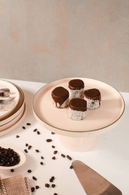 Lezzetli kremayla dolu çıtır bir pasta.