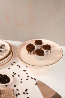 Lezzetli kremayla dolu çıtır bir pasta.