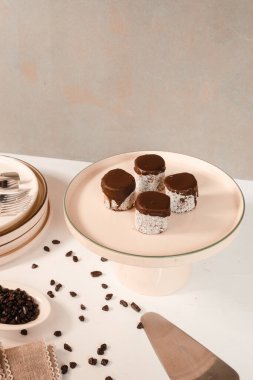 Lezzetli kremayla dolu çıtır bir pasta.