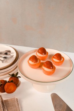 Lezzetli kremayla dolu çıtır bir pasta.