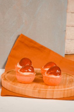 Lezzetli kremayla dolu çıtır bir pasta.