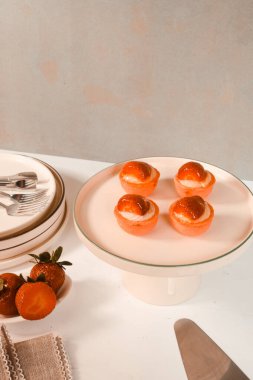 Lezzetli kremayla dolu çıtır bir pasta.