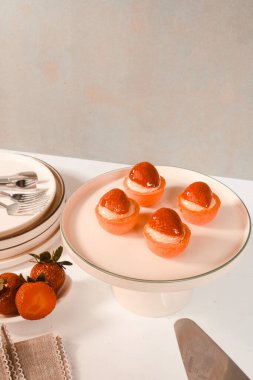 Lezzetli kremayla dolu çıtır bir pasta.