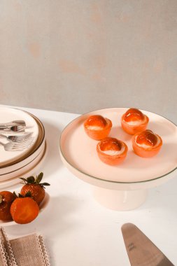 Lezzetli kremayla dolu çıtır bir pasta.