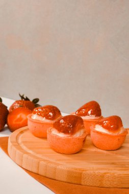 Lezzetli kremayla dolu çıtır bir pasta.