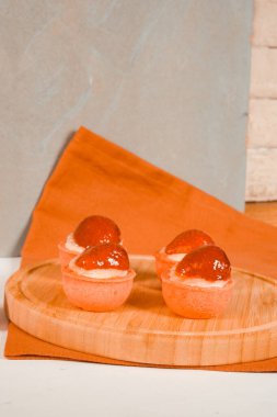 Lezzetli kremayla dolu çıtır bir pasta.