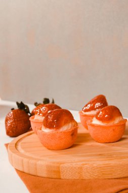 Lezzetli kremayla dolu çıtır bir pasta.