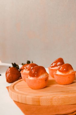 Lezzetli kremayla dolu çıtır bir pasta.