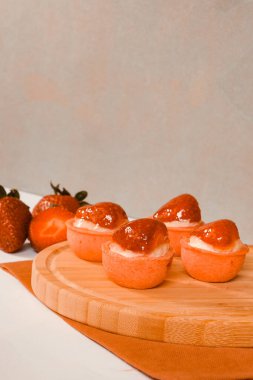 Lezzetli kremayla dolu çıtır bir pasta.