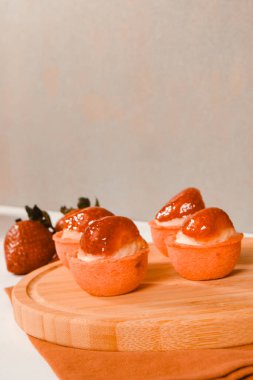 Lezzetli kremayla dolu çıtır bir pasta.