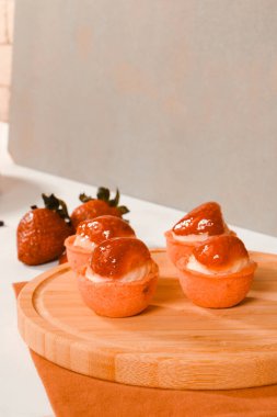 Lezzetli kremayla dolu çıtır bir pasta.