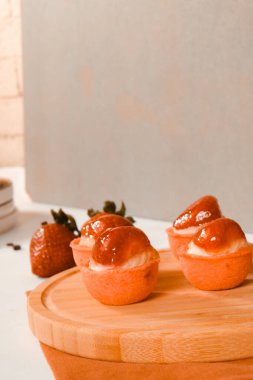 Lezzetli kremayla dolu çıtır bir pasta.