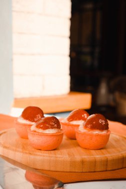 Lezzetli kremayla dolu çıtır bir pasta.