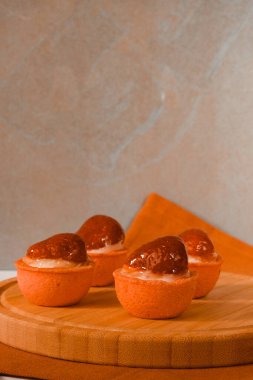 Lezzetli kremayla dolu çıtır bir pasta.