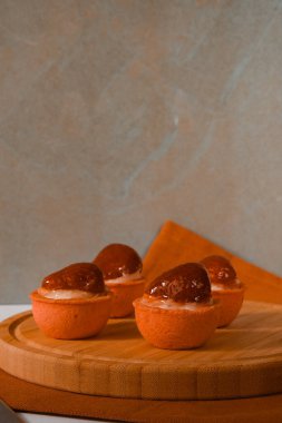 Lezzetli kremayla dolu çıtır bir pasta.