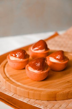 Lezzetli kremayla dolu çıtır bir pasta.