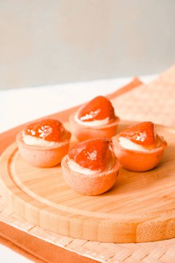 Lezzetli kremayla dolu çıtır bir pasta.