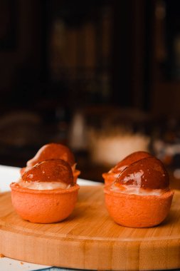 Lezzetli kremayla dolu çıtır bir pasta.