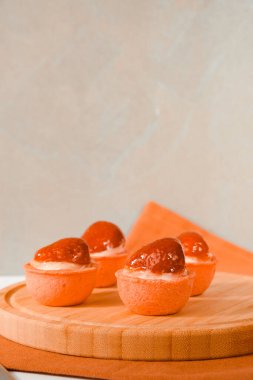 Lezzetli kremayla dolu çıtır bir pasta.