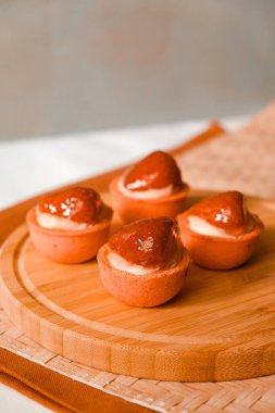 Lezzetli kremayla dolu çıtır bir pasta.