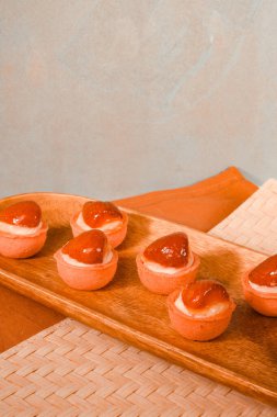 Ağzında eriyen bir ışık, kremalı ekkin.