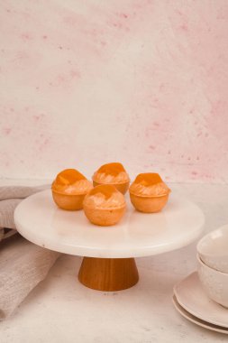 Ağzında eriyen bir ışık, kremalı ekkin.