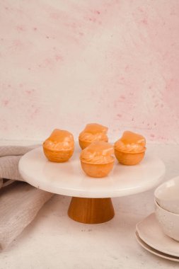 Ağzında eriyen bir ışık, kremalı ekkin.