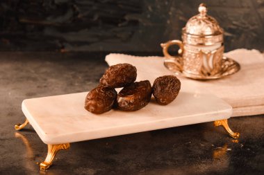 Geleneksel Orta Doğu Atıştırması: Tarihler ve Fındıklar