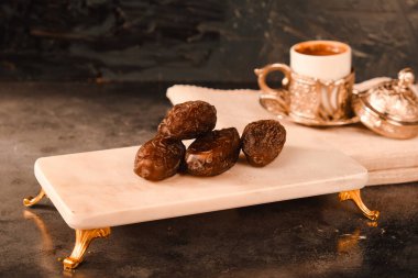 Geleneksel Orta Doğu Atıştırması: Tarihler ve Fındıklar