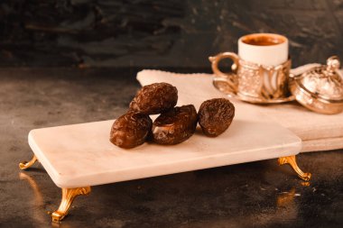 Geleneksel Orta Doğu Atıştırması: Tarihler ve Fındıklar