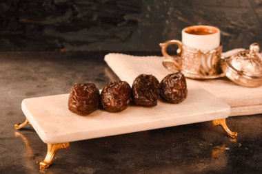 Geleneksel Orta Doğu Atıştırması: Tarihler ve Fındıklar