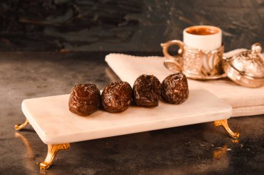 Geleneksel Orta Doğu Atıştırması: Tarihler ve Fındıklar