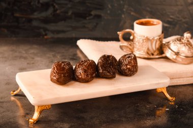 Geleneksel Orta Doğu Atıştırması: Tarihler ve Fındıklar