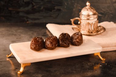 Geleneksel Orta Doğu Atıştırması: Tarihler ve Fındıklar