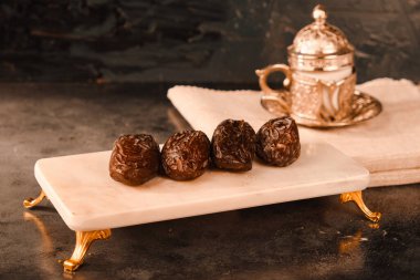 Geleneksel Orta Doğu Atıştırması: Tarihler ve Fındıklar