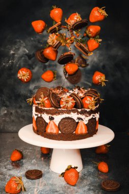 Lezzetli Pastanın Üzerinde Uçan İçindekiler