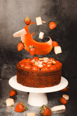 Lezzetli Pastanın Üzerinde Uçan İçindekiler