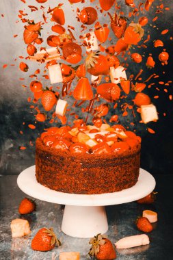 Lezzetli Pastanın Üzerinde Uçan İçindekiler