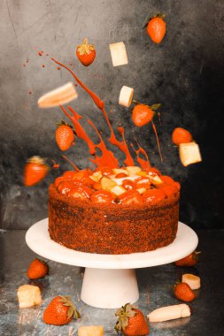 Lezzetli Pastanın Üzerinde Uçan İçindekiler