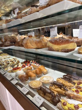 Hamur işleri, meyveli turtalar ve kruvasanların görüntüsü