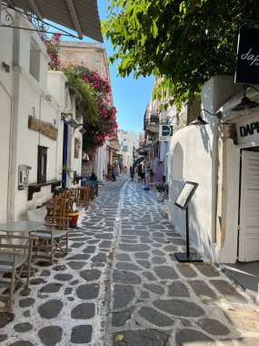 Kafeler ve butiklerle dolu dar, taştan sokaklar