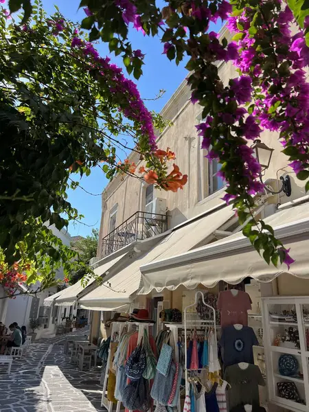 Küçük dar taştan caddelerde butiği olan bej bir bina.