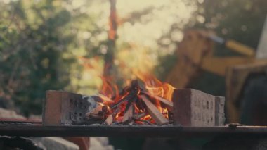 Tuğla barbekü partisi, yanan odun barbeküsü, kamp ateşi açık hava yemek videosu.