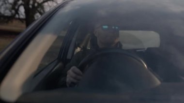 bir ülke yolda araba sürmek