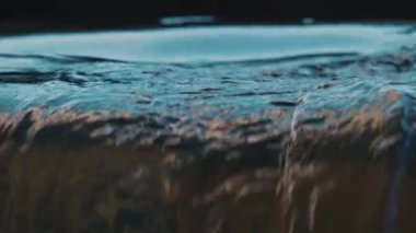 Su şelaleden akıyor, nehir manzarası yakın.