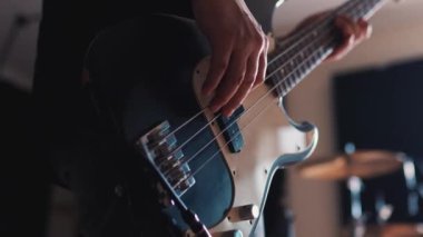 Bas gitar bir kayıt stüdyosunda çalınıyor