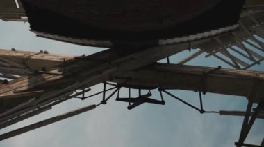 Mavi bir gökyüzünün altında dönen yel değirmeni bıçakları. Norfolk Hatunları