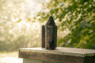 Arı yetiştiricisi, bal arıları için duman cihazı, arı kovanı ekipmanı, arı yetiştiricisi.