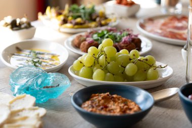Üzüm, yeşil üzüm, taze meyve antipatiği sağlıklı açık büfe yemekleri, Avrupa mutfağı öğle yemeği.